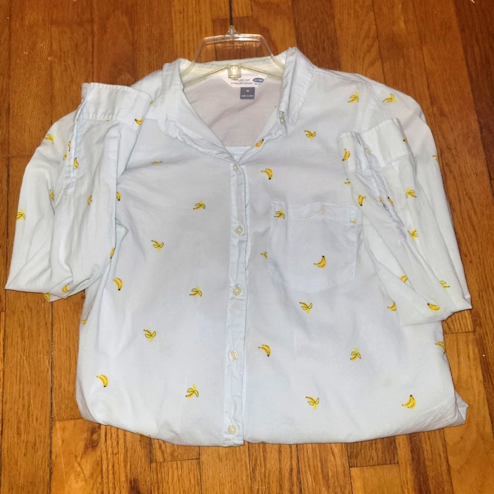 Size Medium, Old Navy. Cotton Shirt with bananas.